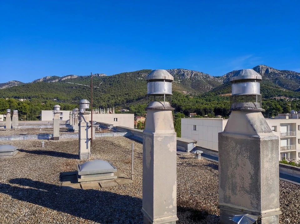 Groupe de professionnels de différents secteurs posant ensemble dans un espace intérieur lumineux